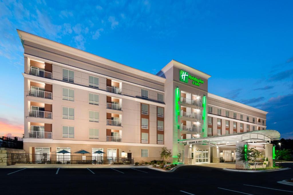 ArdenHoliday Inn & Suites Arden - Asheville Airport, an IHG Hotel的夜间酒店建筑的 ⁇ 染