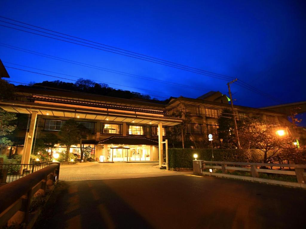 松江市Tamai Bekkan的夜间有灯的建筑