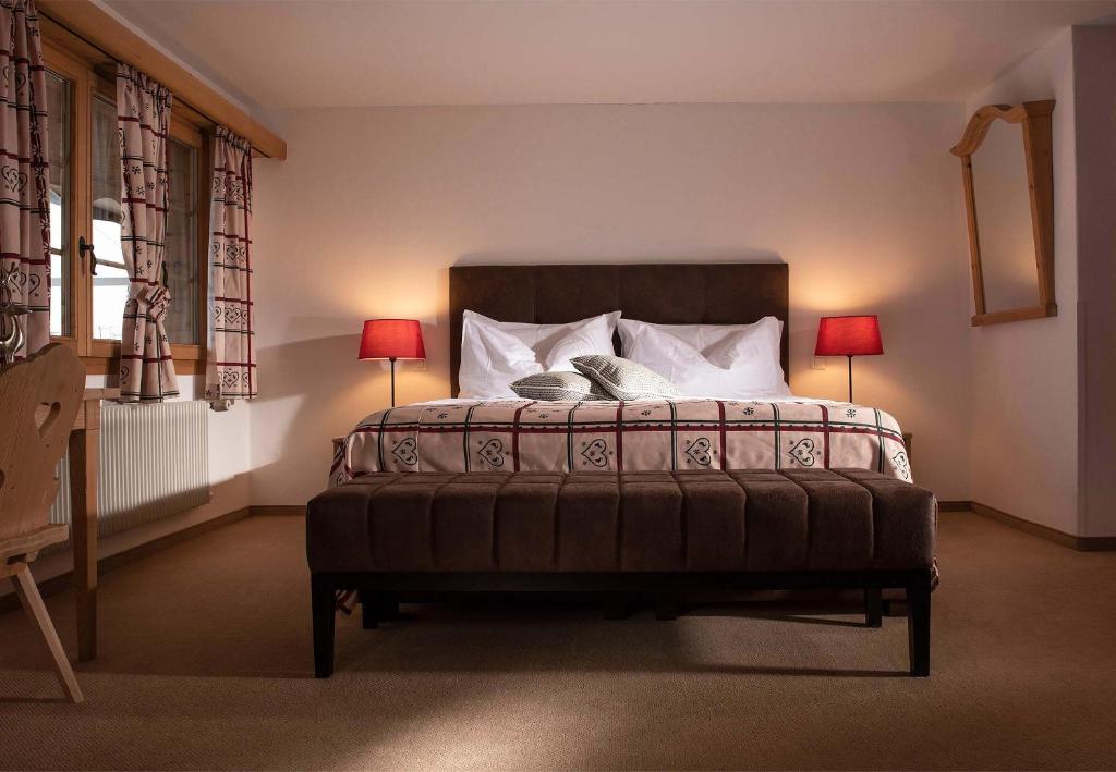 格施塔德凯尔宁酒店的一间卧室配有一张大床和两盏灯