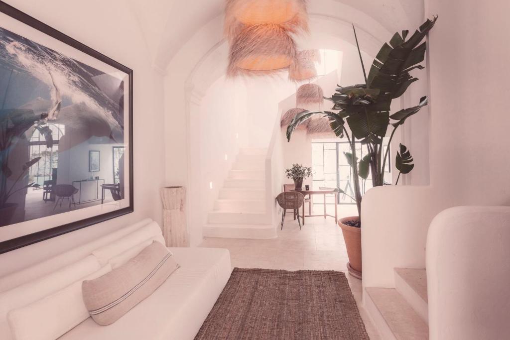 休达德亚Can Araya的客厅设有白色沙发和楼梯。