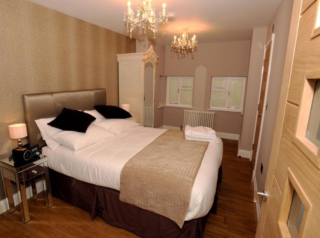 滨海绍森德大楼公寓的一间卧室配有一张大床和一个吊灯。