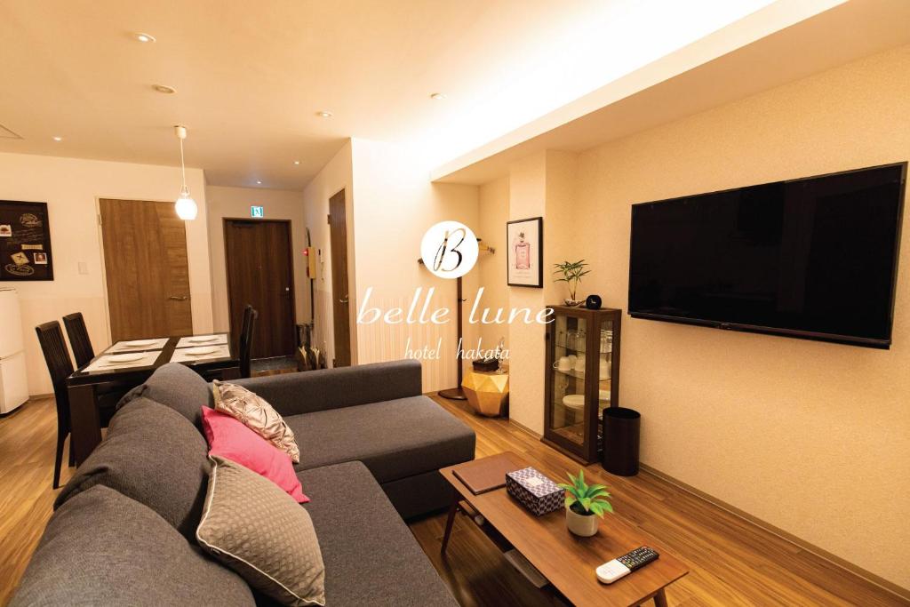 福冈belle lune hotel hakata Suite Room 2的带沙发和平面电视的客厅