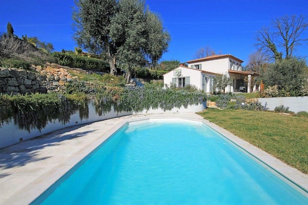 勒鲁雷Côte d'Azur, Villa New Gold Dream with heated and privat pool, sea view的房屋前的游泳池