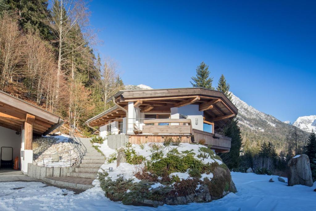 凯撒山麓舍福Chalet Hinterstein的雪中山中的木屋