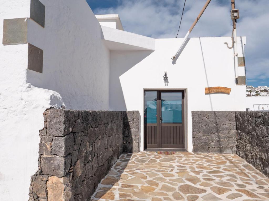 蒂亚斯Casa Bárbara的一间白色的房子,设有棕色的门