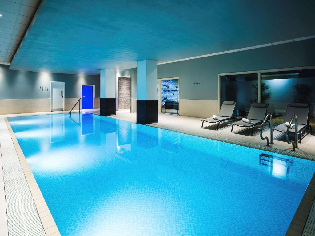 雷丁诺富特雷丁中心酒店的在酒店房间的一个大型游泳池