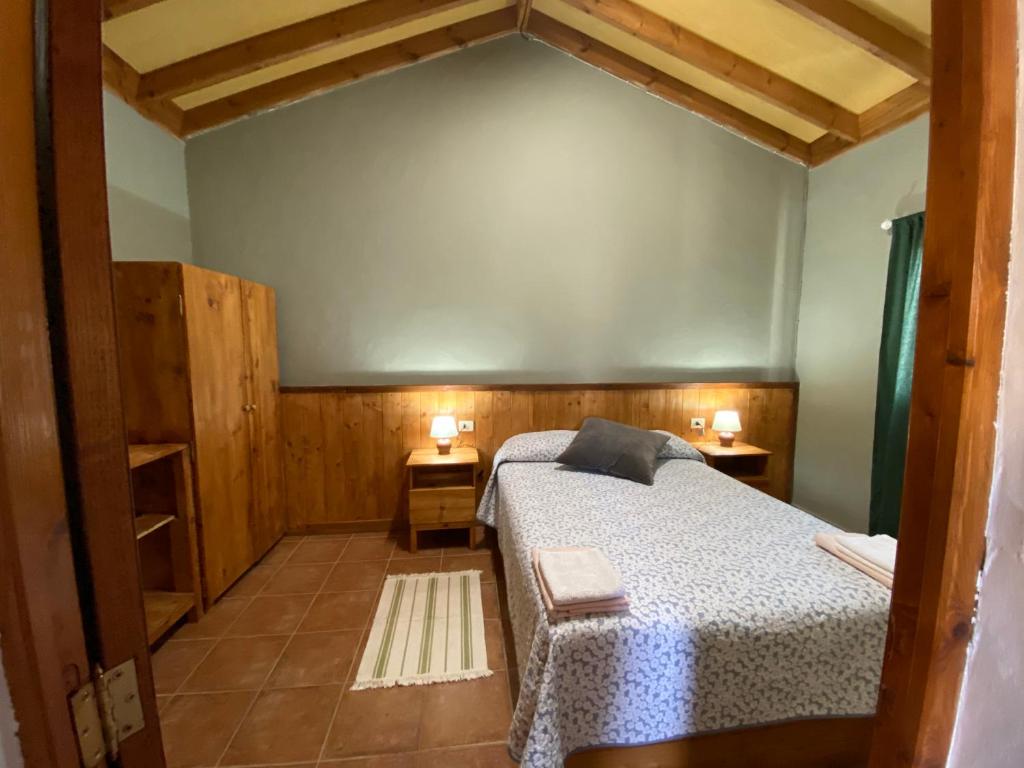 蓬塔戈尔达Breñoso 2的一间卧室配有床和2个床头柜