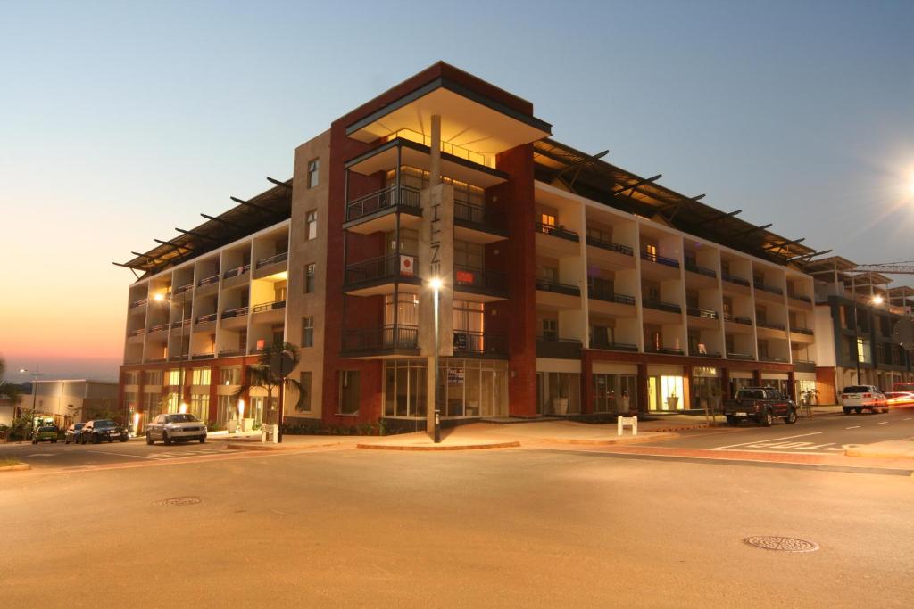 德班洛基亚凯特威公寓酒店的一座大型建筑,前面设有停车场