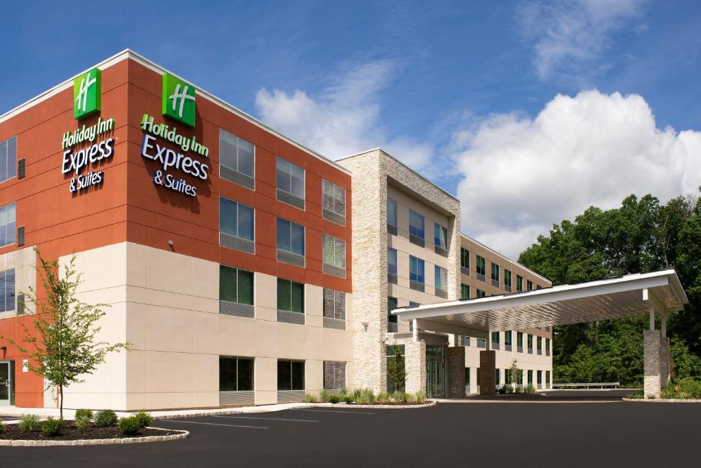 金斯兰Holiday Inn Express & Suites Kingsland I-95-Naval Base Area, an IHG Hotel的酒店前方的 ⁇ 染