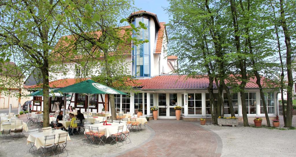 Münzenberg梦曾博格城堡酒店的大楼前设有桌椅的餐厅