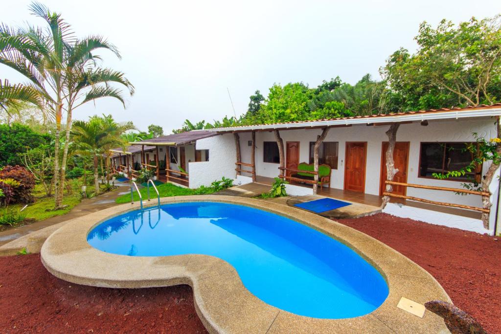 阿约拉港Hotel Twin Galápagos的房屋前的游泳池
