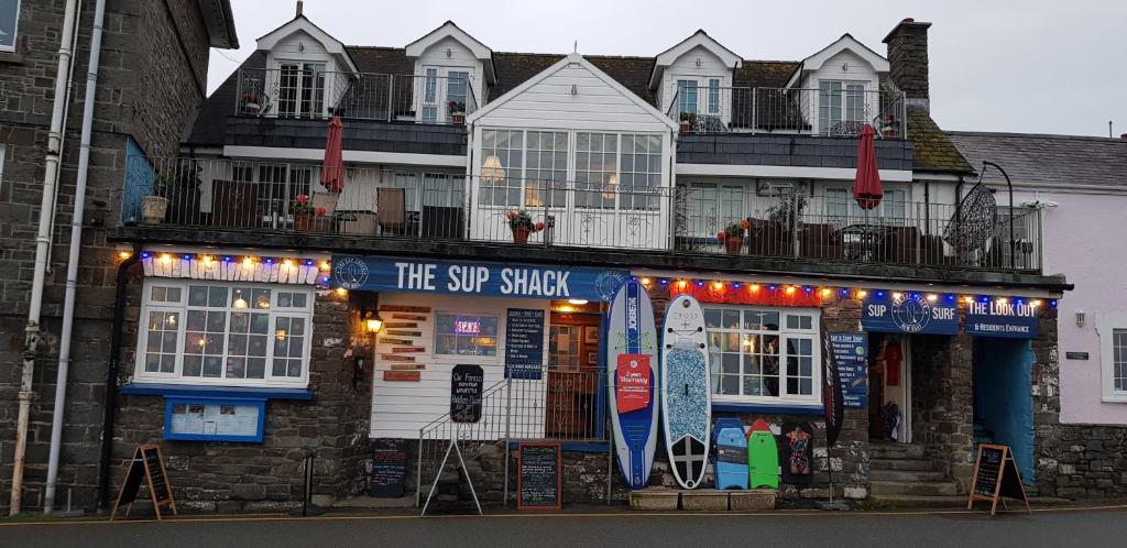 新码头The Sup Shack Wellington Inn的街上有冲浪店的建筑