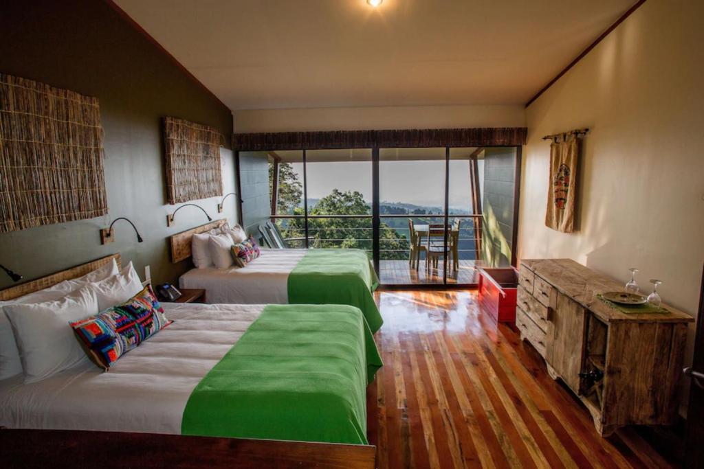 ZarceroChayote Lodge的酒店客房设有两张床和一个阳台。