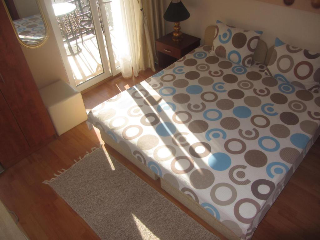 奥赫里德旧城别墅住宿加早餐旅馆的卧室内的一张带波卡圆点床单和枕头的床