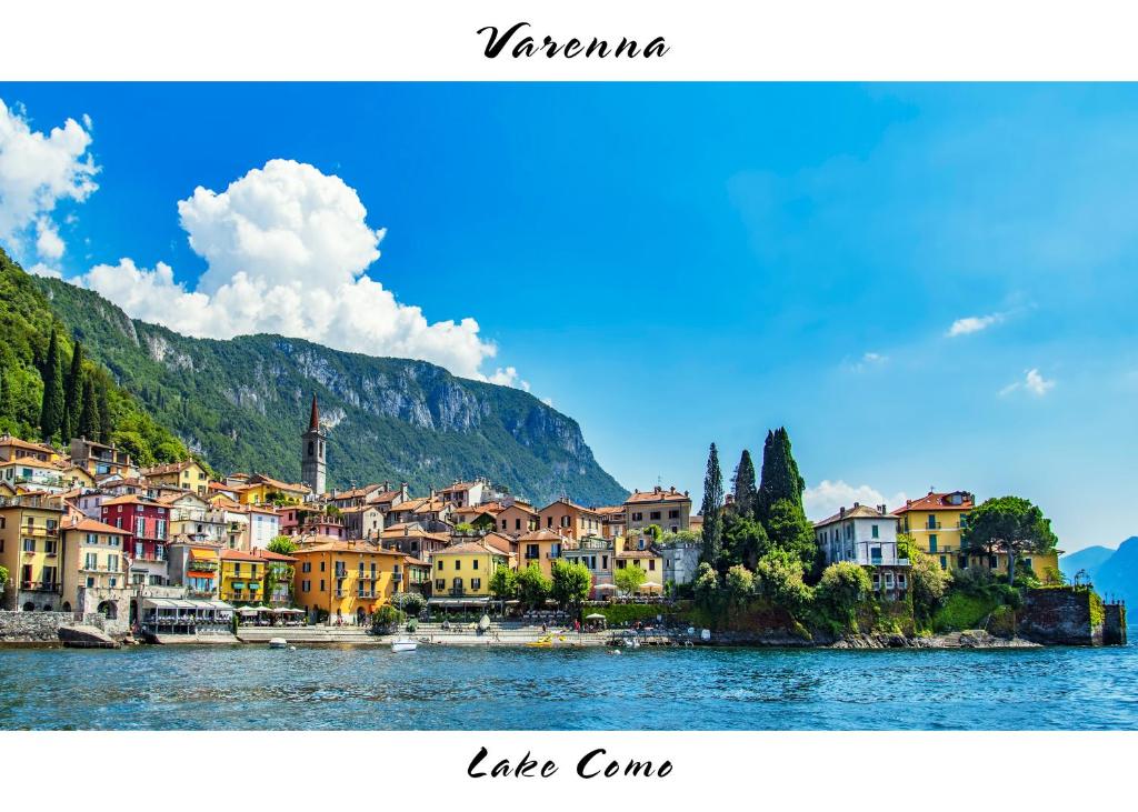 瓦伦纳Villa Central Varenna的水面上城镇的景色