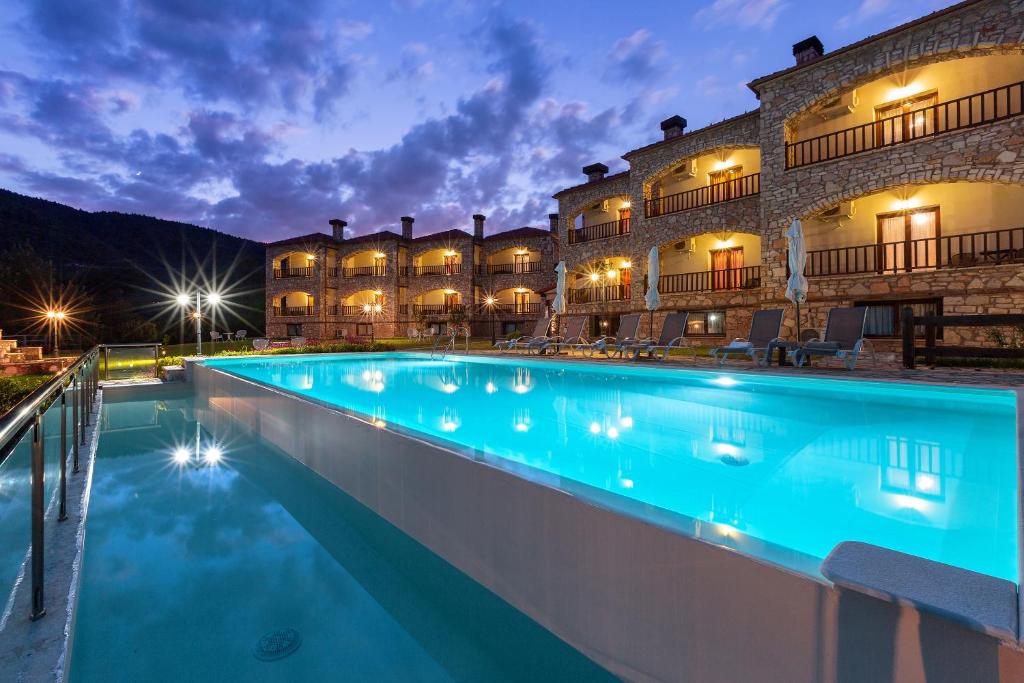 Kalyvia阿约利德斯酒店的一座大楼前的大型游泳池