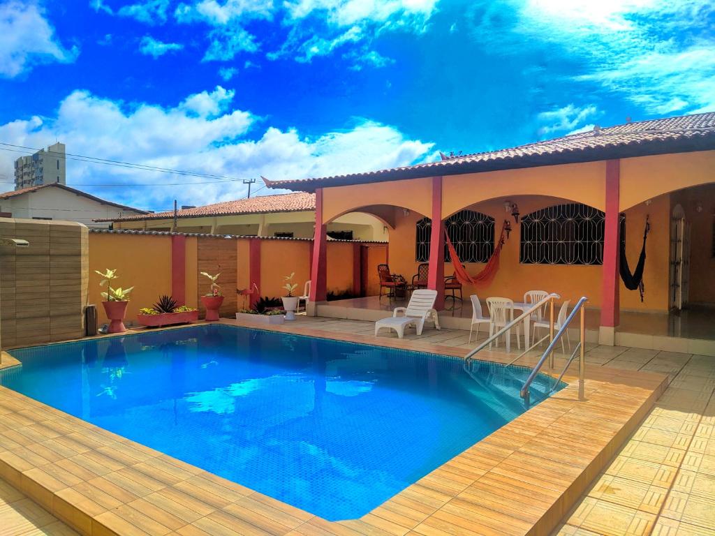 圣路易斯Hotel Pousada Villa Calhau的一座房子后院的游泳池