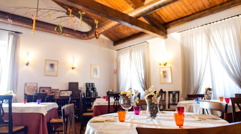 giardini del Novecento餐厅或其他用餐的地方