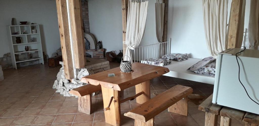 普纳特Kuća u uvali Surbova的客厅配有木桌和长凳