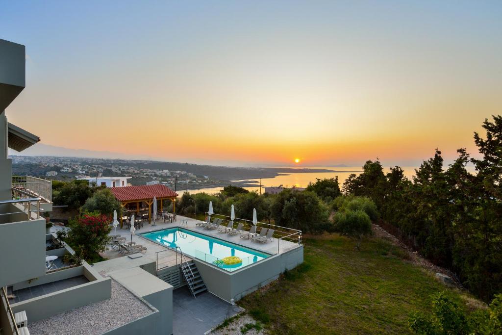 克拉法吉亚Casa Manolesos的一座带游泳池的别墅,享有日落美景