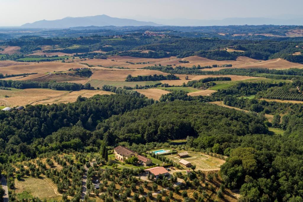 佩乔利区Agriturismo L'Antica Fornace的山间农场的空中景观
