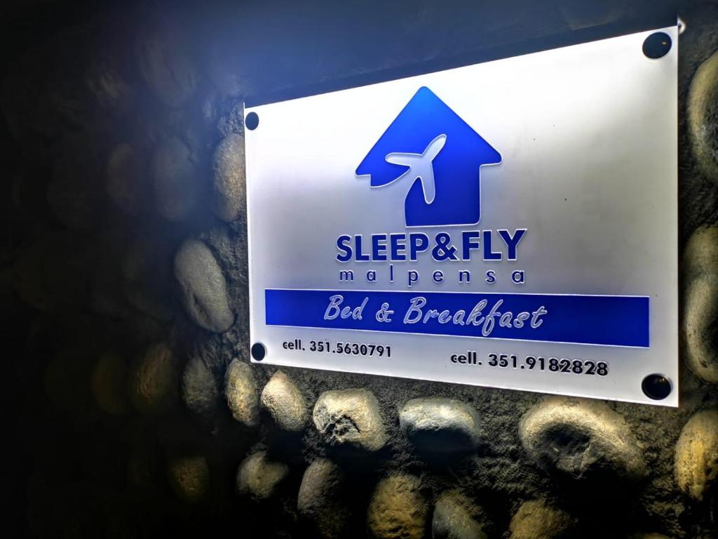 卡萨诺韦Sleep & Fly Malpensa的一种标语,写着睡眠和订阅,但和早餐