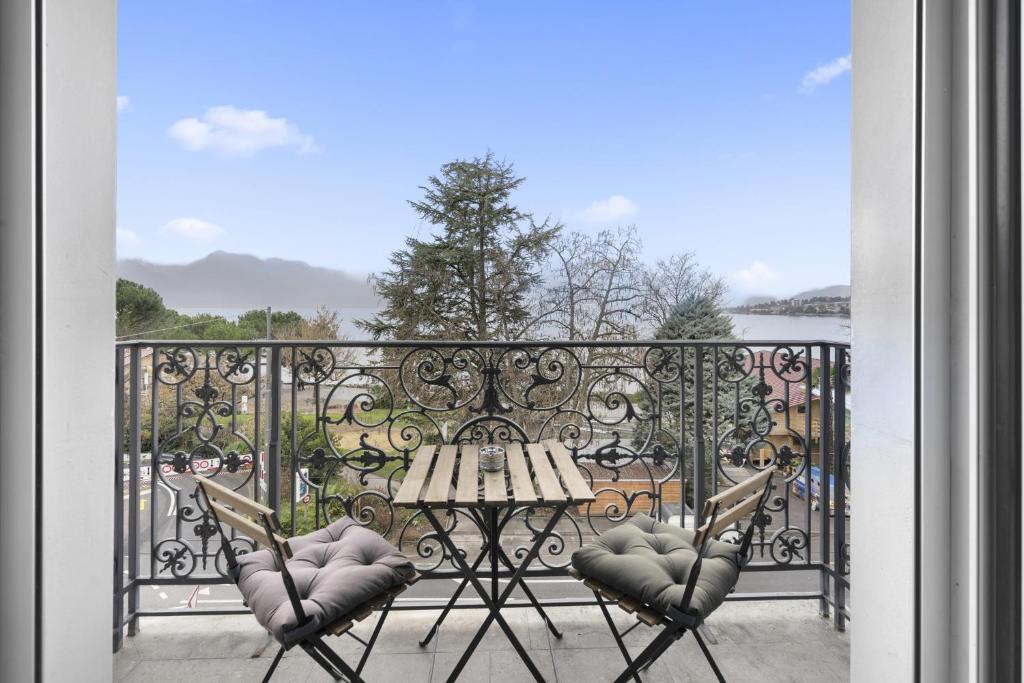 蒙特勒Montreux Grand Rue - Swiss Hotel Apartments的阳台配有一张桌子和两把椅子
