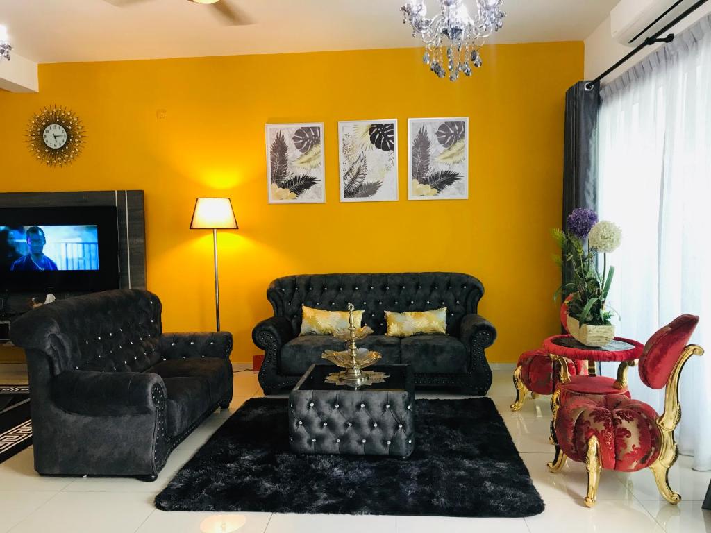 Kampong Baharu JimahD'Tempat的客厅设有黑色沙发和黄色的墙壁。