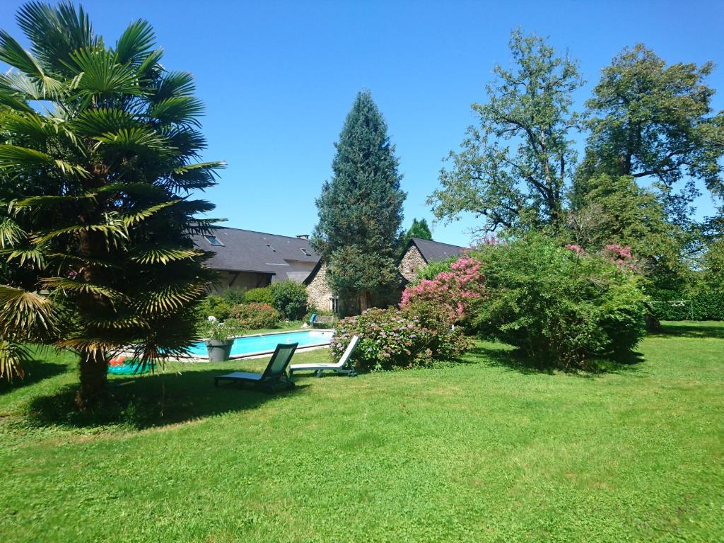 Ogeu-les-BainsLe clos de CINACLE的庭院中带游泳池的房子