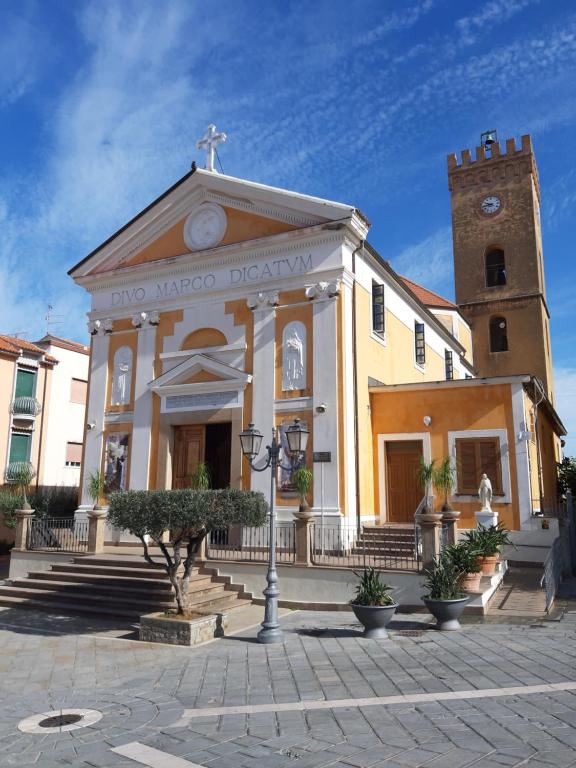 卡斯特拉巴特Casa Vacanze Giusy的一座教堂,上面有十字架