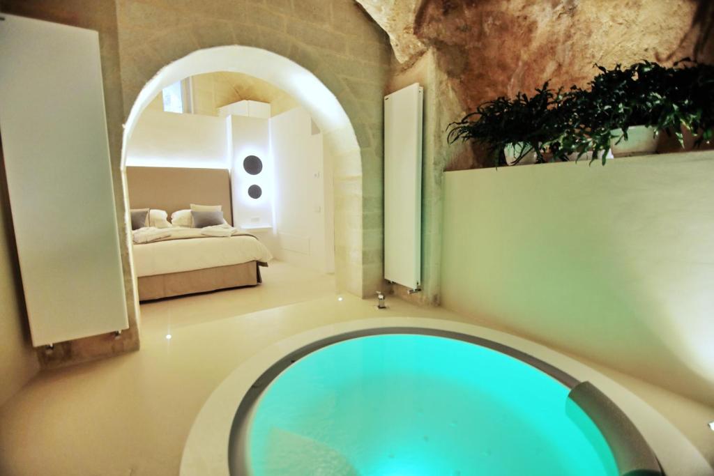 马泰拉Anima Pietra Luxury Suite的一个带游泳池和一间卧室的房间