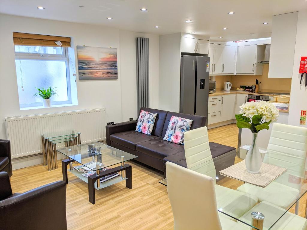泰晤士河畔金斯顿Spacious 2-bed apartment in central Kingston near Richmond Park的客厅配有沙发和桌子