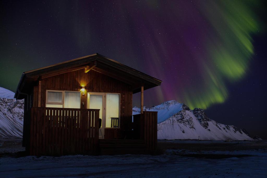 霍芬极光度假屋的天空中北极光小屋