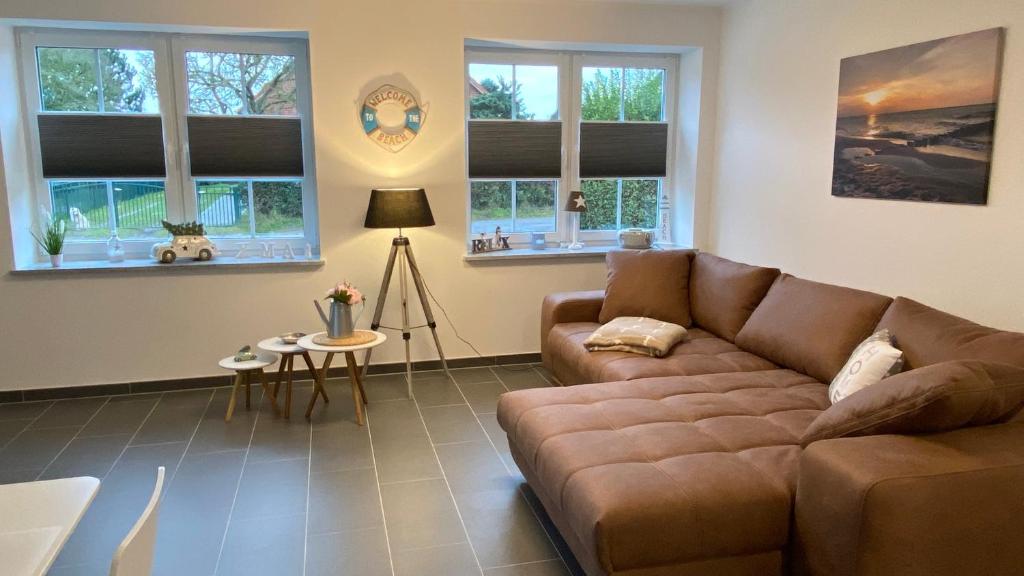 巴特Fewo Barth的客厅设有棕色的沙发和窗户。