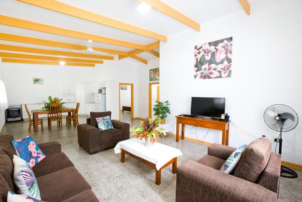 拉罗汤加Muri Homeland Villa的客厅配有两张沙发和一台电视机