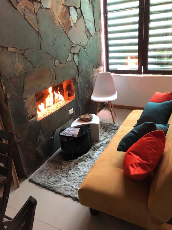 波哥大ESTAR AQUI Bogotá的客厅设有壁炉和沙发。