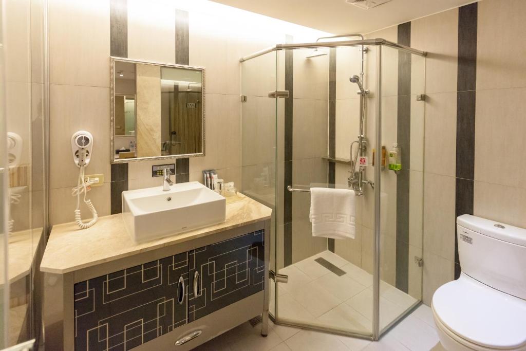 高雄京赏国际饭店的带淋浴、盥洗盆和卫生间的浴室