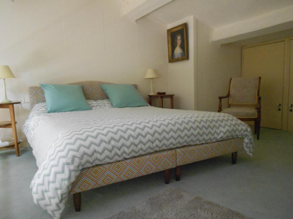 土伦佩契尔庄园旅馆的一间卧室配有一张大床和一把椅子