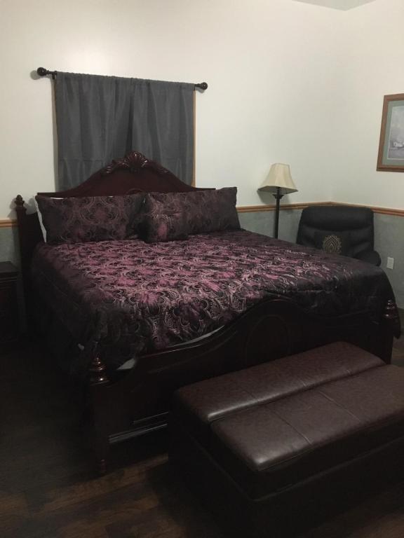 Hildale锡安最受欢迎的酒店的一间卧室配有一张带紫色棉被的床