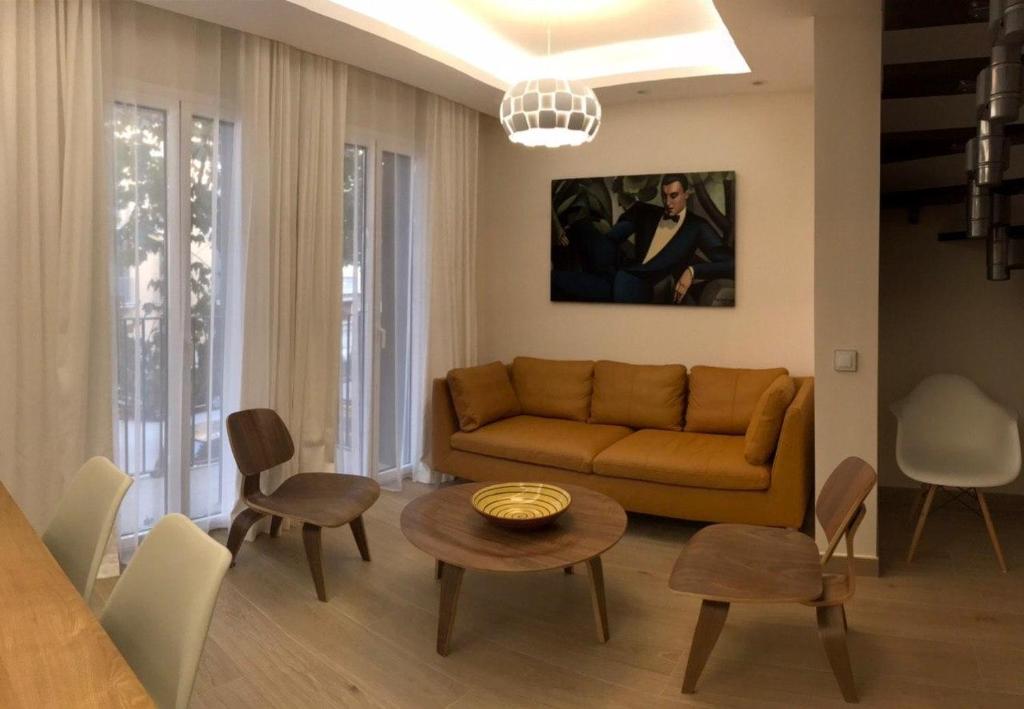 桑特费柳德吉克索尔斯Nuevo Apartamento Moderno Elisa - a 80 metros de la playa para 5 personas的客厅配有沙发和桌子