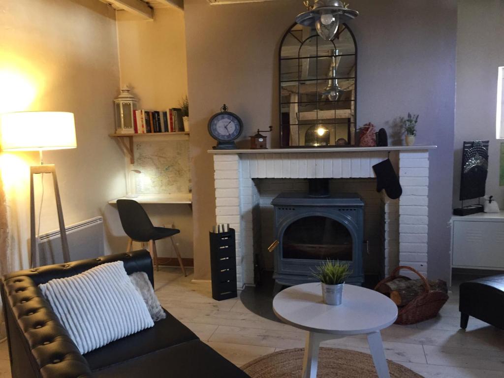 Précy-Saint-MartinMaison IZARO的带沙发和壁炉的客厅