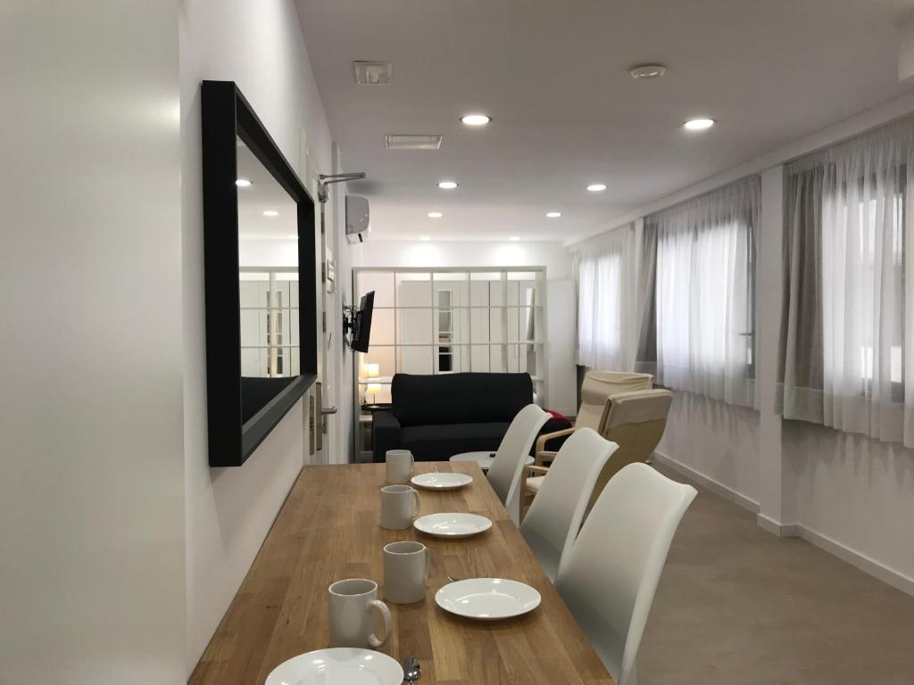 瓦伦西亚Bet Apartments - Reig的客厅配有木桌和白色椅子