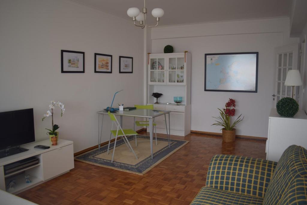 里斯本Vistas Sobre O Rio Tejo的客厅配有桌子和沙发
