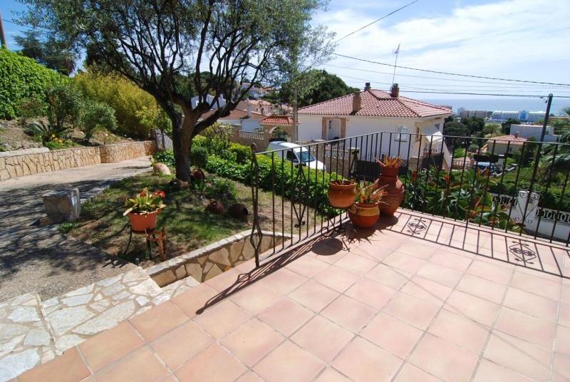 圣苏珊娜Club Villamar - Grace的种有盆栽植物和围栏的花园