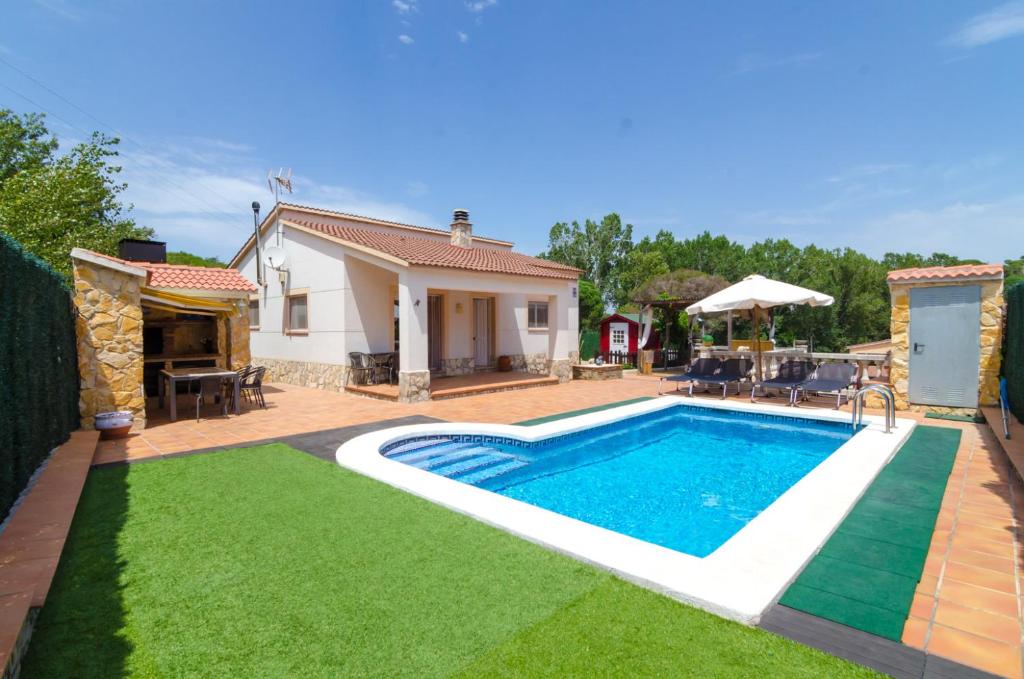 比德雷雷斯Club Villamar - Terafortuna的一个带游泳池和房子的后院