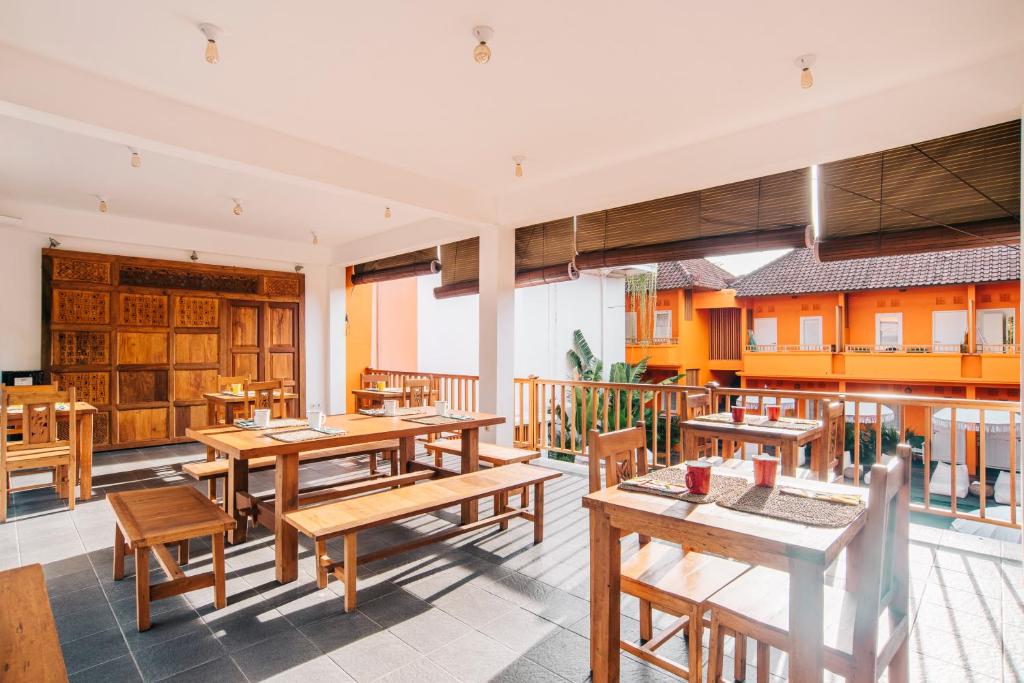 乌鲁瓦图The Room Padang-Padang的一间空餐厅,配有木桌和椅子