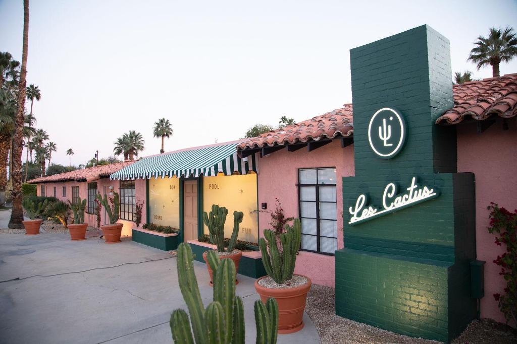 棕榈泉Les Cactus的建筑一侧有标志的酒店