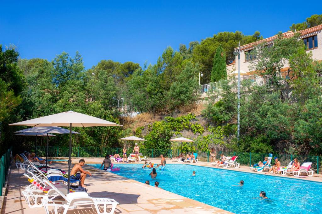 圣拉斐尔Résidence Goélia Les Jardins d'Azur的一座大型游泳池,里面坐满了人