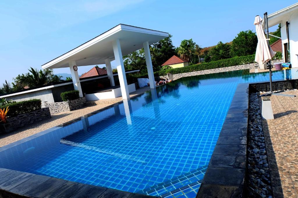 他朗PHUKET THALANG POOL VILLA的蓝色海水度假村的游泳池
