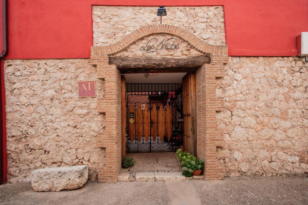 Rebollosa de Hita洛尼多德利博罗萨乡村民宿的砖砌建筑的入口,有门